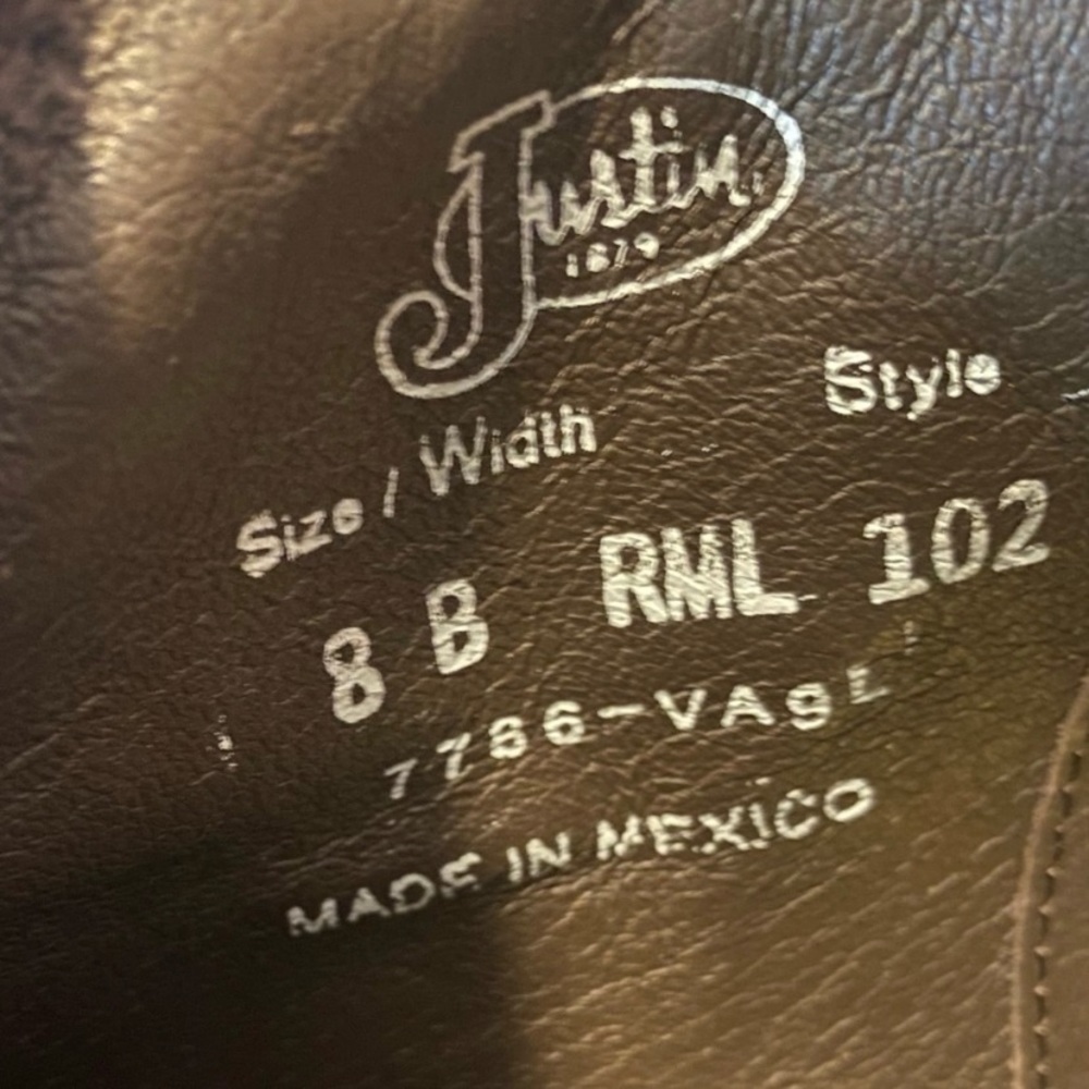 Justin Boots
"Reba" booties
$140 Size: 8 Justin Boots
(NWT
Justin
"HOPE" booties